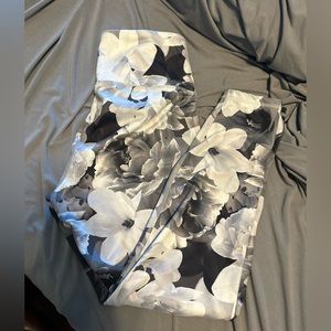 Old navy, size medium, black and white floral print